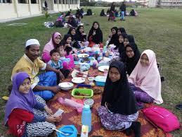 It is bordered by the state of kelantan to the north and west and the south china sea to the east. Pelajar Madrasah Moden Besut Berbuka Bersama Keluarga Di Padang Sekolah Trdi News