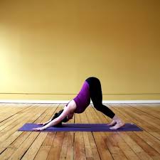 7 Yoga Poses To Help You Become More Flexible Fitness Downward Pose Yoga Sequences De Yoga Yoga Debutant