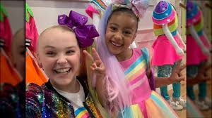 (illustration by shelly freund, elon university) screens /// sounds x september 12, 2020 everyone needs to stop hating on jojo siwa. Sind Jojo Siwa Und Kim Kardashian Freunde News24viral