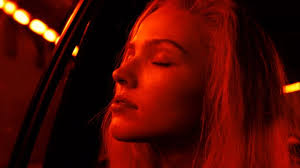 ¡Anna, el peligro tiene nombre! La puedes ver a partir de las 8:00 p.m. 🍿,  Detrás de la fachada de una supermodelo, Anna esconde un oscuro secreto 🤫  : es una asesina a sueldo letal. , ¿Quién la ...