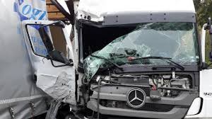 Pres De Mayenne Une Collision Entre Deux Poids Lourds Sur La Rn12 Laval Maville Com