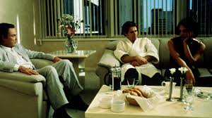 New rose hotel hat nur einen handlungsstrang, mit dem abel ferrara aber gekonnt spielt. New Rose Hotel