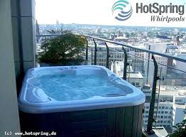 Outdoor whirlpool als beliebtes wellnessvergnügen. Outdoor Whirlpool Vielleicht Praktischer Als Ein Schwimmbecken