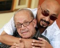 LA ORQUESTA DE JOEY PASTRANA CON ISMAEL MIRANDA CANTANDO A LOS 17 AÑOS Y  BECKY Y SONY RIVERA DICEN QUE FUERON LAS PRIMERAS MUJERES CORISTAS EN LA  SALSA. ESTA FOTO FUE EN