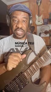 algumas primeiras impressões da “SAM “ @waldman_music Strat serie premium  da @waldman_music Além do designe com o Hedstock invertido está guitarra  chama muito atenção pelo acabamento fino , sua ponte trêmulo ,