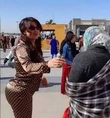 تحاول النجمة المثيرة للجدل سما المصري العودة للأضواء باستعمال كل الطرق المسموحة وغير المسموحة وهذا من خلال نشر العديد من نذكر بأن الراقصة المصرية ومرشحة البرلمان السابقة سما المصري، اضطرت الى الهروب من جمهورها الذي كان معظمه شباب، وهذا أثناء حضورها. Ø·Ø±Ø¯ Ø³Ù…Ø§ Ø§Ù„Ù…ØµØ±ÙŠ Ù…Ù† Ù…Ø¹Ø±Ø¶ Ø§Ù„ÙƒØªØ§Ø¨ Ø¨Ø³Ø¨Ø¨ Ø§Ø±ØªØ¯Ø§Ø¦Ù‡Ø§ Ù…Ù„Ø§Ø¨Ø³ ØºÙŠØ± Ù„Ø§Ø¦Ù‚Ø© ØµÙˆØ± ÙˆÙÙŠØ¯ÙŠÙˆ Ø§Ù„Ù‚Ø¯Ø³ Ø§Ù„Ø¹Ø±Ø¨ÙŠ