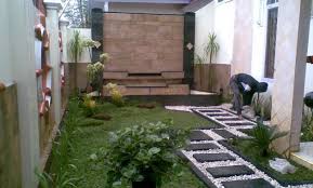 Karena, biasanya rumah ini memiliki lantai yang tidak begitu luas, hanya cukup untuk teras selebar kursi santai saja. 50 Model Taman Depan Rumah Minimalis Masa Kini