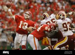 KRT SPORTS STORY SLUGGED: FBN-REDSKINS-CHIEFS KRT PHOTOGRAPH BY DAVID EULITT/KANSAS  CITY STAR (October 16) KANSAS CITY, MO -- Kansas City Chiefs quarterback  Trent Green lets go of a pass in the first