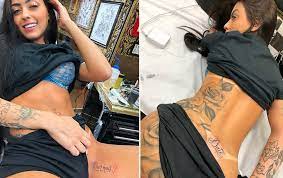 MC Mirella exibe tatuagens sugestivas perto da virilha e do bumbum: "Quer mais? Bate" RedeTV!