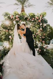 Hat, dress, earrings, dress, necklace, shoes, mouthpiece l/r hand; Come Scegliere L Abito Da Sposa In Base Alla Location Delle Nozze Comes Sposa