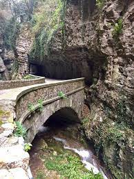 Qual è la particolarità della strada della forra? Strada Della Forra Tremosine Lago Di Garda Italy Breathtaking Places Budapest City Places To Go