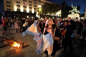 A partir de mañana, al menos en el área metropolitana buenos aires. Coronavirus En Argentina Por Que Ha Generado Tanta Indignacion Y Una Guerra Entre El Gobierno Nacional Y Regional El Cierre De Los Colegios Por La Segunda Ola De Covid 19 Bbc News