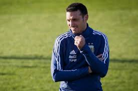 Armani volvió a dar positivo y está en duda para viajar a brasil, jugá a ser scaloni y armá la formación, todas las noticias de selección argentina están en tyc sports. Scaloni Espera Por Los Dos Jugadores Restantes Para Definir El 11 De La Seleccion Argentina Minuto Deportes