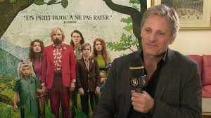 Un film de matt rossavec viggo mortensen, frank langella, george mackayce film a été présenté dans la section un certain regard au festival de cannes. Video De Captain Fantastic Trailer Title Striptags Allocine