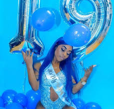 Eighteenth 18th Birthday Photoshoot Ideas With Friends Pin Shesoglorious 17thbirthday In 2020 21st Birthday Photoshoot Birthday Photoshoot 17th Birthday Ideas