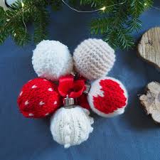 Voici un petit tuto qui vous fera patienter et qui décorera votre intérieur : Des Boules De Noel En Laine Saxe
