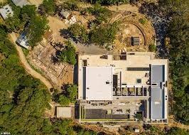Chris hemsworth's house in byron bay is a secluded retreat for the hollywood megastar, set on 4.2 hectares with sweeping views of the ocean. Chris Hemsworth 9million Mansion Could Be Bigger Than Avengers Headquarters