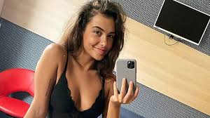 Egy olyan képet posztolt ki az instagramjára, ahol éppen bemutat az egész világnak, vagy legalábbis úgy tűnik, hogy sok követője így értelmezte a helyzetet. Toth Andi Beszolt A Kritikusainak Nlc Hu