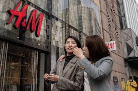 The company has a presence throughout the world, including in cyprus, macau, tasmania, and iceland. H M En Nike Balanceren Op Slappe Koord In China De Standaard Mobile