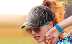 Amazon.com: C.C Gorra de béisbol ajustable con purpurina y diseño de cola  de caballo alta desordenada, Beige : Ropa, Zapatos y Joyería