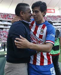 Chivas por el momento no ganaría nada, ya que macías se fue al getafe a préstamo con opción a compra. Jose Juan Macias Bese El Escudo De Leon Por Agradecimiento El De Chivas Por Amor