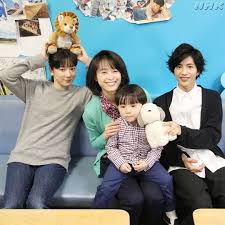 画像に含まれている可能性があるもの 5人 座ってる 複数の人 子供 半分 青い 連続テレビ小説 間宮祥太朗