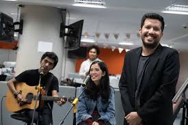 F g hingga air mata tak mampu em am tuk melukiskan perih f yang kau ukir dalam g g7 g. Lirik Dan Chord Lagu Duka Dari Payung Teduh