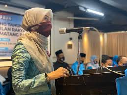 Raja ahmad shahrir melafazkan cerai terhadap ahli parlimen lembah pantai, nurul izzah anwar di hadapan hakim syarie mohd amran mat zain. Dicanang Sebagai Bakal Pm Pertama Wanita Ramai Puji Kecantikan Nurul Izzah