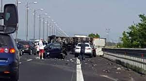 Ultime notizie su incidenti stradali nella zona di roma e le ripercussioni sul traffico. Incidente Sulla Roma Fiumicino Camion Si Ribalta Fiumicino Strangolata Dal Traffico Il Faro Online