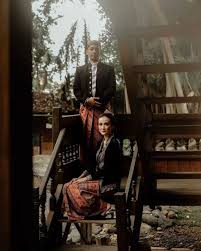 Entdecke rezepte, einrichtungsideen, stilinterpretationen und andere ideen zum ausprobieren. 10 Ide Foto Pre Wedding Dalam Balutan Kebaya Yang Klasik Nan Ciamik Dijamin Bikin Mata Betah Melirik