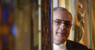 Santos de casa em busca de comprovação de seus milagres