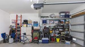 (dmb) in der gemieteten garage darf der mieter seinen pkw abstellen, zubehörteile und reifen lagern, regale befestigen oder schränke aufstellen, informiert der deutsche mieterbund (dmb). Mietrecht Was In Einer Garage Gelagert Werden Darf Und Was Nicht Augsburger Allgemeine