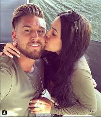 Scheinbar findet die witwe das nicht so schlimm, wie sie vorgibt. Elena Miras Und Mike Heiter Trennung Bei Love Island Traumpaar Sie Ist Hochschwanger Mopo De