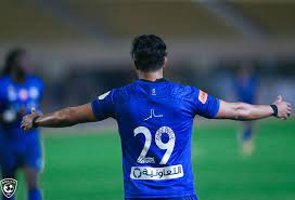 كانت أول خطوةٍ له للتألق حين بدأ مع الهلال، وكان صديقه منيف الشهراني الذي له علاقةٌ مع فيصل الفرشان الإداري في نادي الهلال آنذاك هو من أوصله للهلال، وحينها كان المدرب الأولمبي الألماني ستامب. Ù…ØªØ§Ø¹Ø¨ Ø§Ù„Ù‡Ù„Ø§Ù„ ØªØ²Ø¯Ø§Ø¯ ÙØ±ØµØ© Ø³Ø§Ù„Ù… Ø§Ù„Ø¯ÙˆØ³Ø±ÙŠ ÙÙŠ Ø§Ù„Ù„Ø­Ø§Ù‚ Ø¨Ø¯ÙŠØ±Ø¨ÙŠ Ø§Ù„Ø±ÙŠØ§Ø¶ ØªØªØ¶Ø§Ø¡Ù„ Ø§ÙƒØ³ØªØ±Ø§ Ø³Ø¨ÙˆØ±Øª