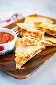 A Pizza Quesadilla Makes A Simple Easy Dinner That Comes Together In Minutes A Shallow Fried Tortilla With Your F Pizza Quesadilla Recipes Quesadilla Recipes