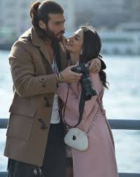 Can yaman is a 31 year old turkish actor. Erkenci Kus Un Yildizi Can Yaman Ve Demet Ozdemir Milyonlari Soke Etti