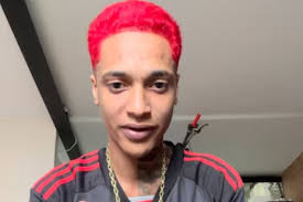 Elton John vira Papai Noel em vídeo com a família