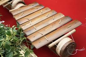 Alat musik tradisional ini terbuat dari kayu yang dipotong sesuai dengan ukuran dan disusun diatas alas kayu yang berfungsi sebagai resonator. 5 Alat Musik Tradisional Bambu Yang Hampir Punah Mari Lestarikan Kembali Kumparan Com