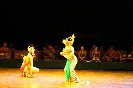 Tarian ini dianggap sakral karena hanya dilakukan di sekitar istana dan untuk ritual keagamaan hingga peringatan naik takhta sultan. Tari Srikandi Cakil Budaya Indonesia