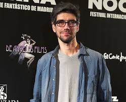 You can also know about slender man stabbing case. Who Plays The Slender Man In Slender Man 2018 Javier Botet Slender Man Popbuzz
