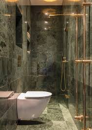 Schmales Badezimmer Fliesen In Marmoroptik Duschbereich Mit Glaswand Abgetrennt Messing Armaturen Gruner Marmor Spulbecken Design Wc Design