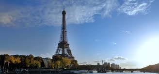 Der eiffelturm (französisch tour eiffel, tuʁ‿ɛˈfɛl) ist ein 324 meter hoher eisenfachwerkturm in paris.er steht im 7.arrondissement am nordwestlichen ende des champ de mars (marsfeld), nahe dem ufer der seine.das von 1887 bis 1889 errichtete bauwerk wurde als monumentales eingangsportal und aussichtsturm für die weltausstellung zur erinnerung an den 100. The Official Eiffel Tower Website Tickets News Info