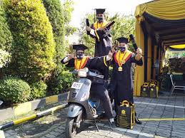 Erepository una finestra sulla storia clinica del paziente erepository è la soluzione exprivia per l'archiviazione e la condivisione dei documenti clinici elettronici prodotti nei contatti tra i pazienti e le. Uwks Wisuda Drive Thru Ratusan Sarjana Dan Magister Beritalima Com