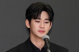 Polícia sul-coreana descarta alegações de que Kim Soo Hyun namorou Kim Sae Ron quando era menor de idade