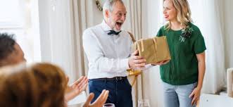 Geschenke für oma wundervolle geschenkideen für omas zum geburtstag oder weihnachten.auch wenn großmütter sich über jedes schöne geschenk ihrer enkel freuen, machen sie sich ein wenig.finden sie die beste geschenkidee! Ein Geschenk Fur Opa 8 Ideen Um Ihm Eine Freude Zu Machen