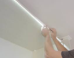 Setelah itu, dalam cara pasang , barulah anda bisa melakukan pemasangan kabel listrik dari saklar sebelumnya ke saklar lampu yang baru. Strip Led Di Bawah Siling Regangan 45 Foto Memasang Lampu Latar Diod Cara Membuat Dan Bagaimana Memasang Pita Di Siling