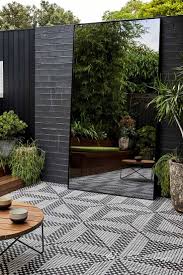Schwarz Weiss Gekachelte Aussenterrasse Aussenspiegel Erweitert Die Sicht Schwarz Weiss Gekachel In 2020 Urban Garden Design Moderne Gartenentwurfe Kleinen Raumgartnerei