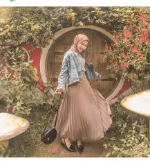 Dua busana ini selalu in sepanjang masa dan nggak akan pernah kalah dengan tema fashion denim merupakan salah satu jenis jaket yang wajib kamu investasikan di dalam lemari. Set Jaket Jeans Dan Rok Plisket Cod Lazada Indonesia