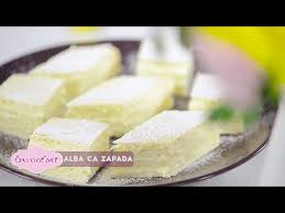 Pentru crema, se fierbe laptele si, între timp, ouale se bat spuma cu zaharul. Reteta Prajitura Alba Ca Zapada Cu Crema Fina De Lamaie Bucataras Tv Youtube