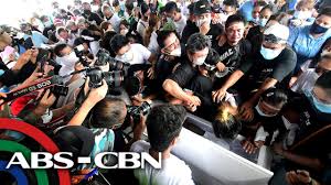 Bagaman off duty, pilit na inaaresto ni nuezca si frank at hinihila para sumama sa kaniya. Hundreds Turn Up For Burial Of Mother Son Shot By Policeman Family Wants Him To Answer To The Law Mothership Sg News From Singapore Asia And Around The World